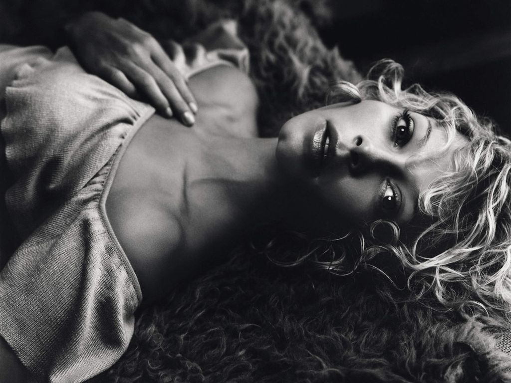 Amanda Detmer Sexy Wallpaper Images