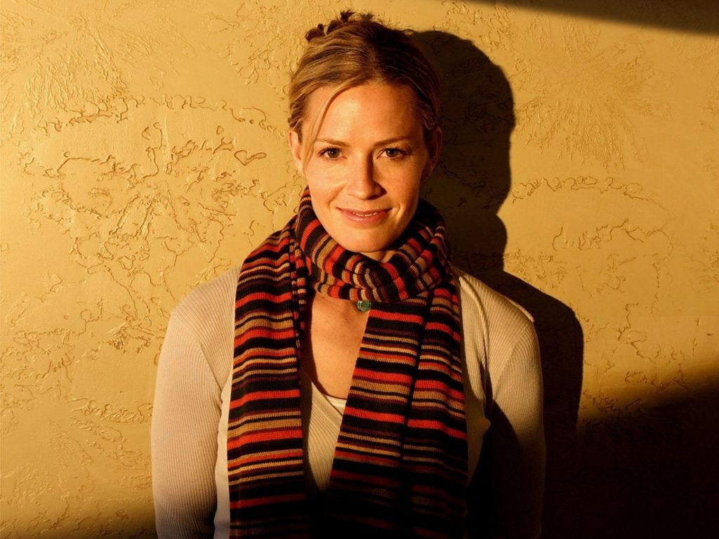 Elizabeth Shue Sexy Wallpaper Images